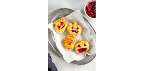 Tartes à la main aux fraises Jack-O'-Lanterne à l'aide d'une friteuse à air chaud
