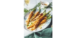 Carottes grillées au yaourt et au pesto de carottes et de tomates